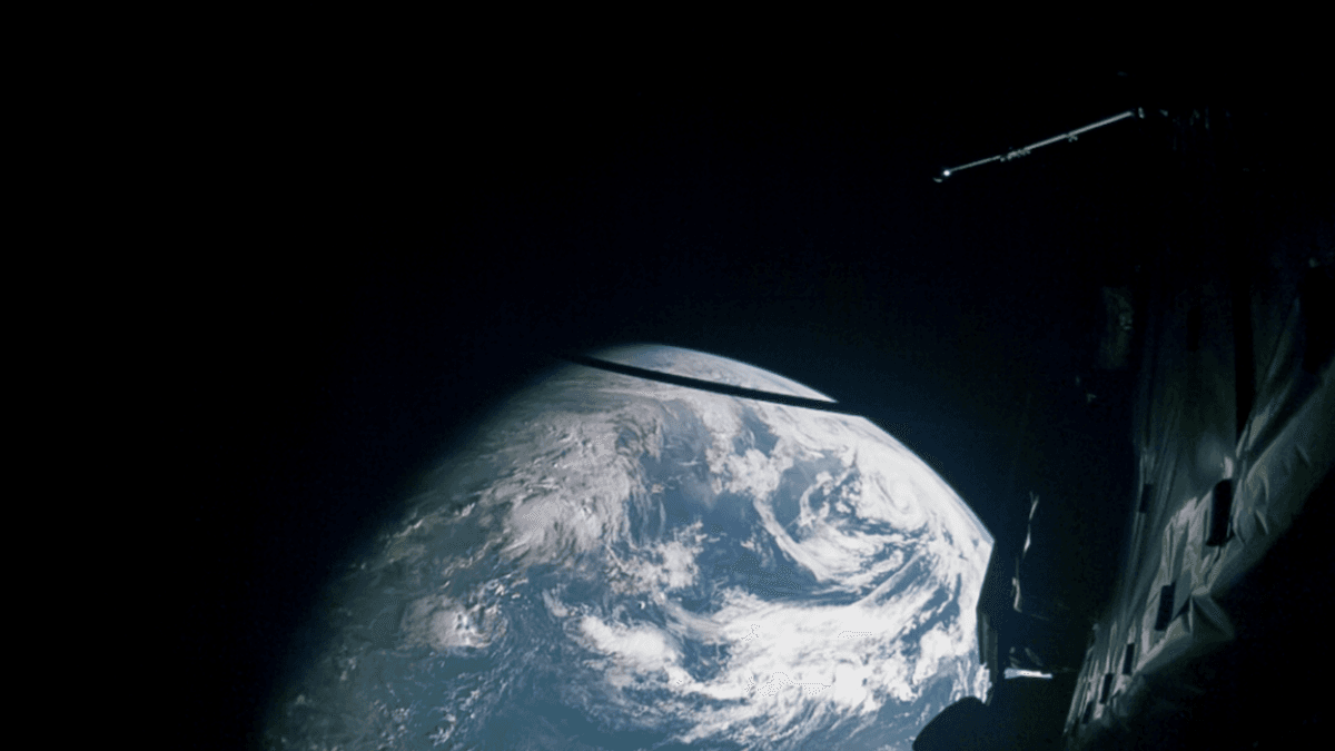 Spacecraft swoops between moon and Earth, captures stunning footage