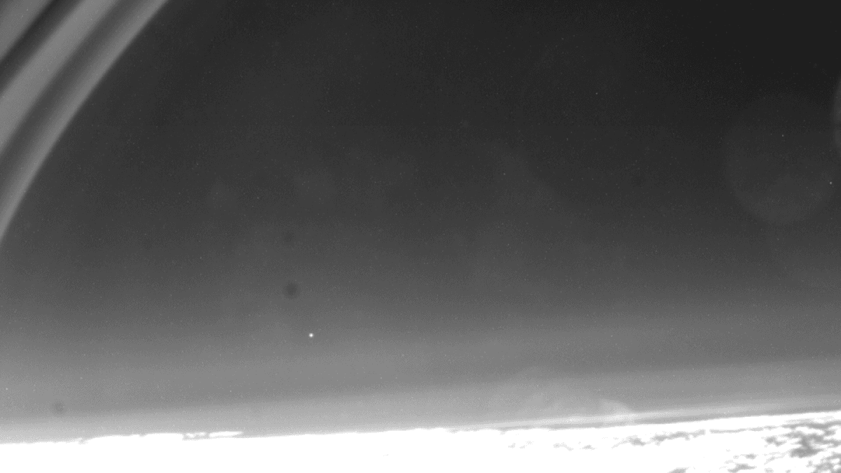 Plane snaps rare footage of a spacecraft reentering Earth from space